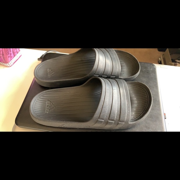 Men’s Adidas slides size 8 - Picture 1 of 1